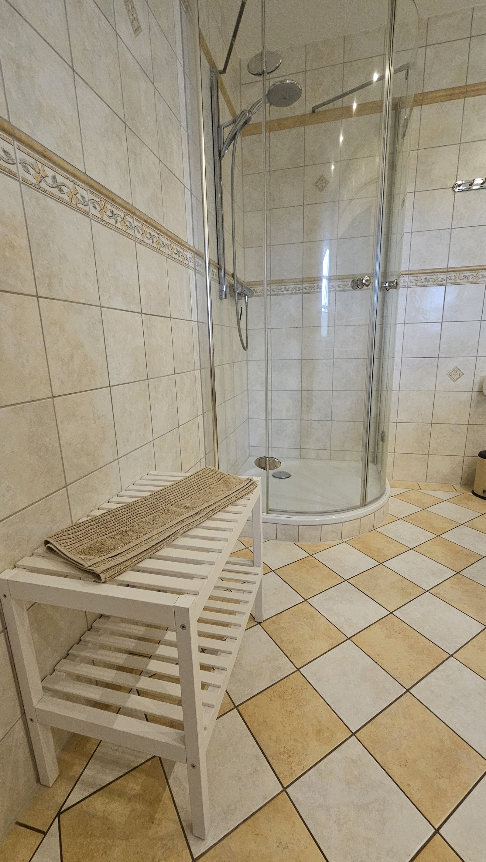 Große geflieste Dusche