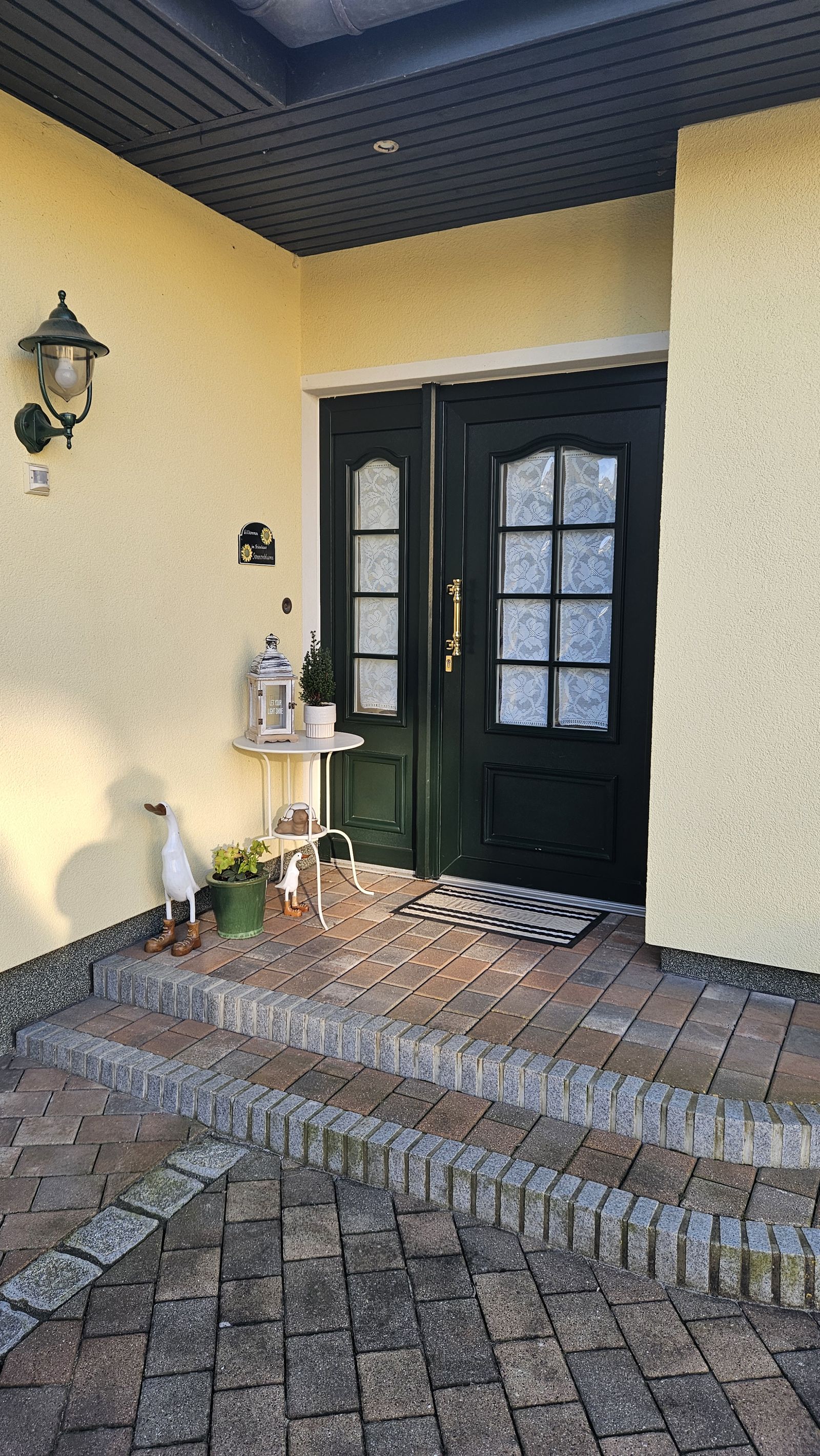Der Eingang mit grüner Haustür von außen