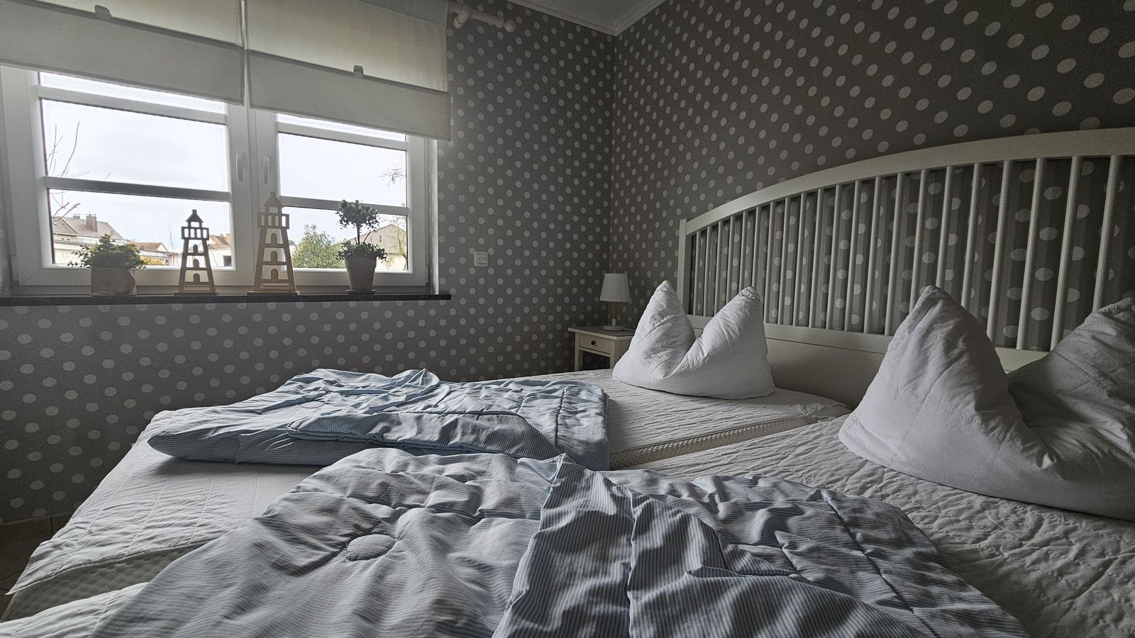 Schlafzimmer mit Doppelbett und Kleiderschrank