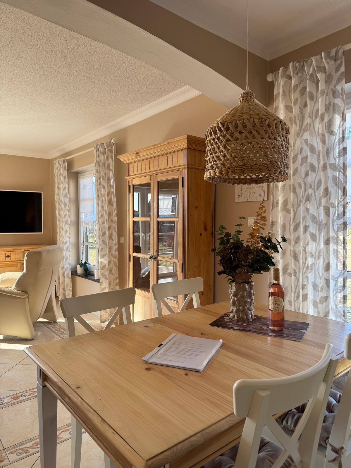 Essbereich mit großem Tisch am Fenster