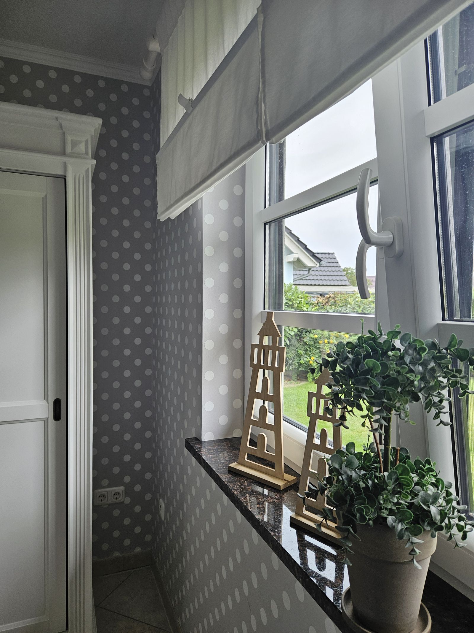 Schlafzimmer mit Blick aus dem Fenster